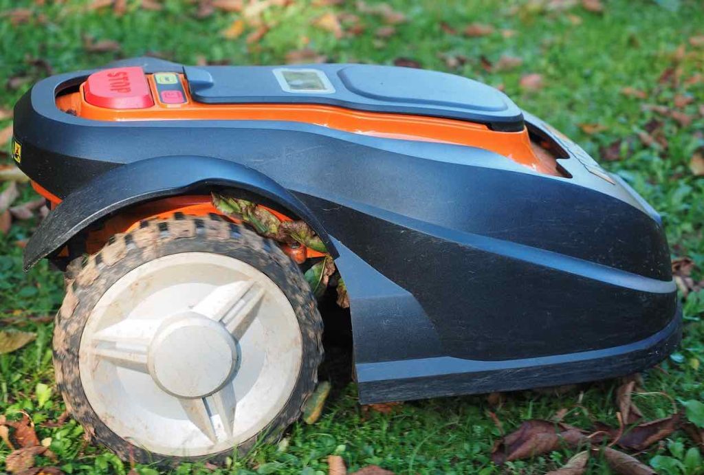 Kjøpe robotgressklipper: En robotklipper med løv i hjulet