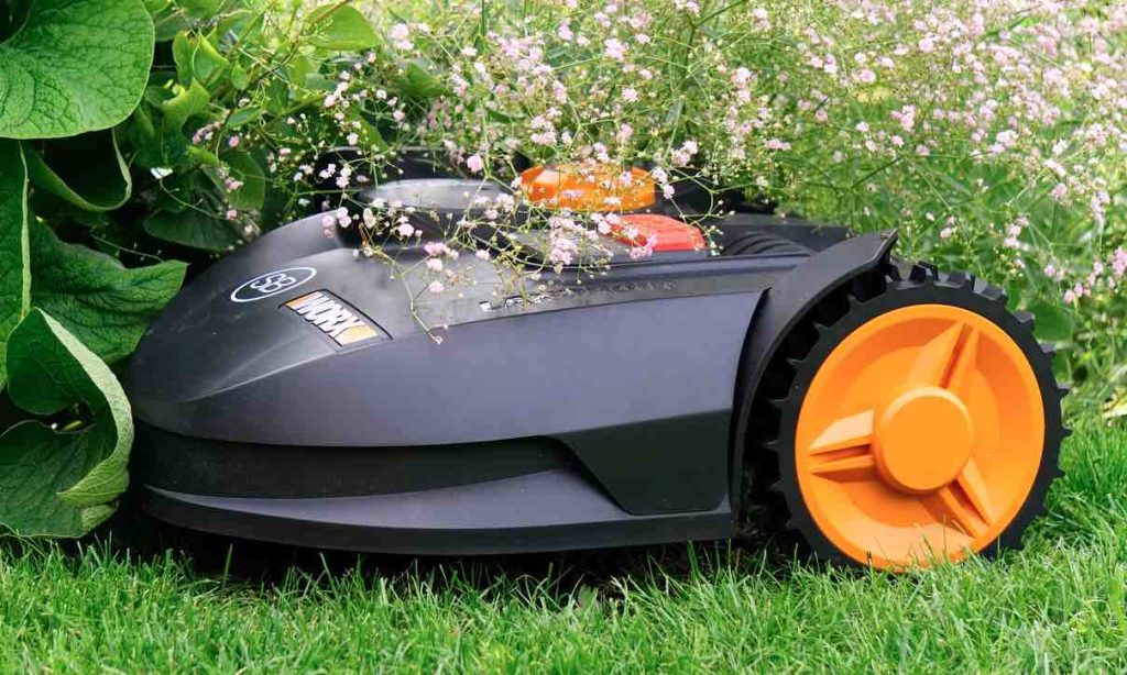 Kjøpe robotgressklipper: En robotklipper sitter fast i blomster
